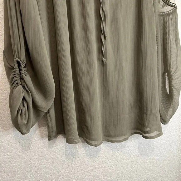 Hayden Los Angeles Green Sheer Floral Tie Neck Ruched Sleeves Top - Picture 3 of 7